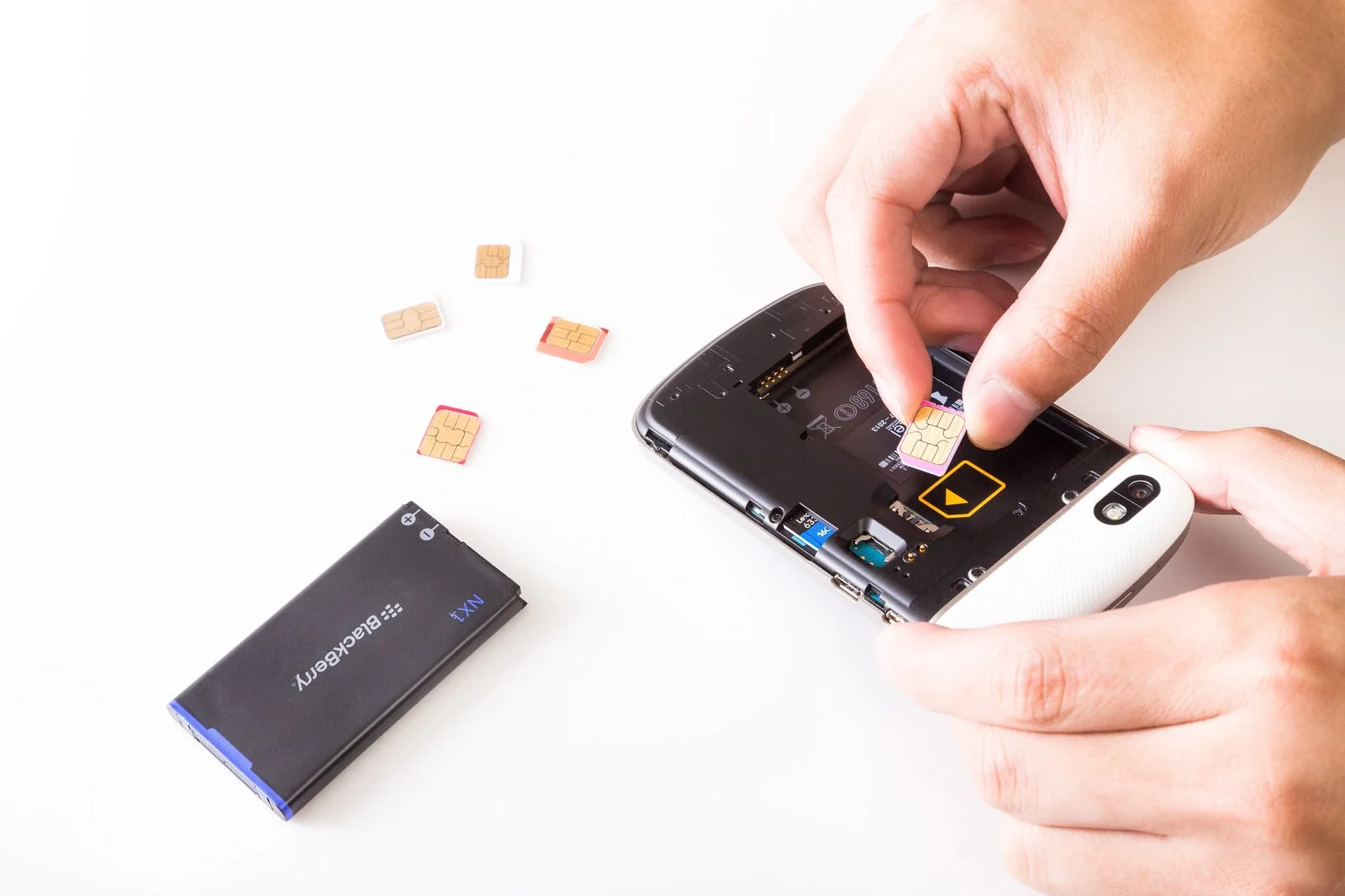 スマホにシムいれる